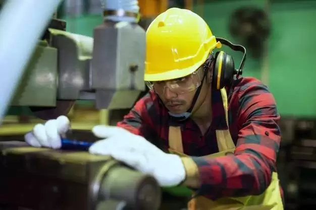 Brunimento Usinagem: profissional realizando retífica